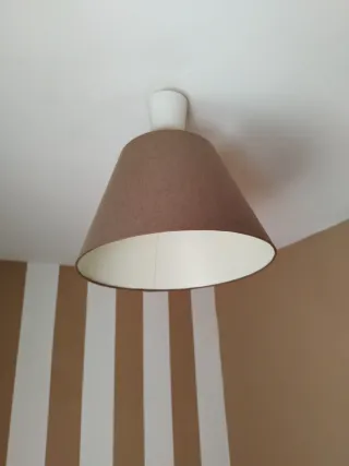 Lámpara de techo marrón y blanca