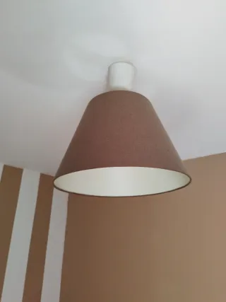 Lámpara de techo marrón y blanca