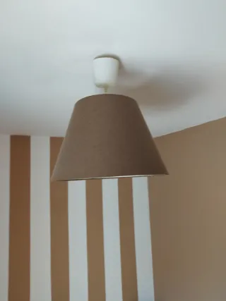 Lámpara de techo marrón y blanca