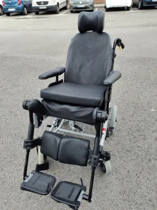 Silla de ruedas negra con reposacabezas, abatible