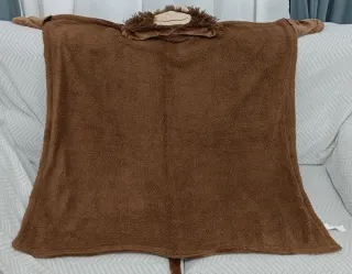 Bata manta con capucha de mono