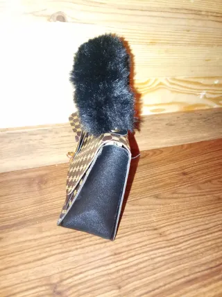 Bolso negro con pelo y cadena dorada