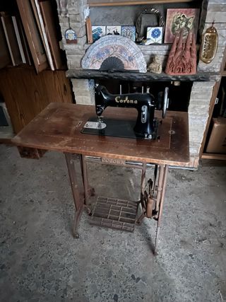 Máquina de coser antigua Corona