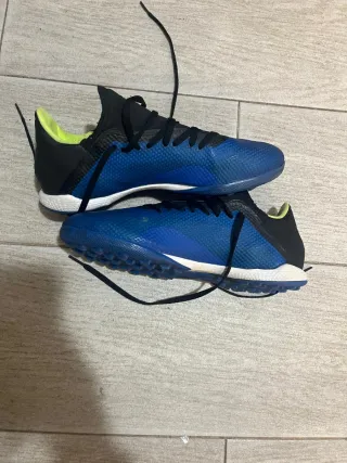 Botas de fútbol Adidas azules y amarillas