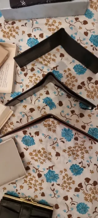 3 Portafogli porta assegni marrone, senape, nero