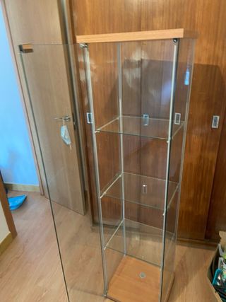 Vitrina de cristal y madera