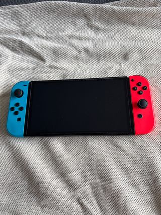 Nintendo Switch + Pokemon púrpura + Mando