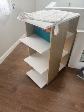 Cambiador de madera y blanco