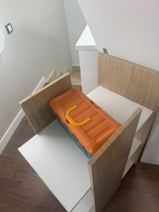 Cambiador de madera y blanco