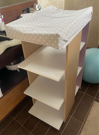 Cambiador de madera y blanco