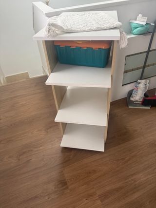 Cambiador de madera y blanco