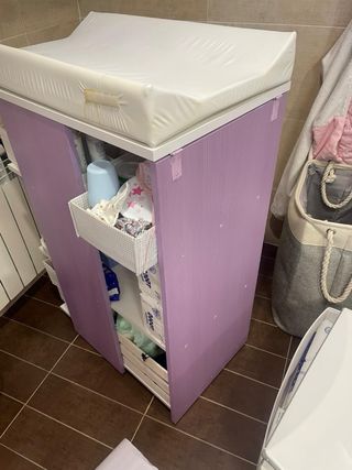 Cambiador de madera y blanco