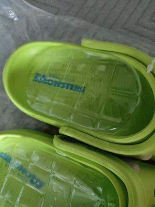 Zuecos verdes con diseño de personaje