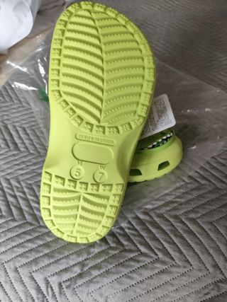 Zuecos verdes con diseño de personaje