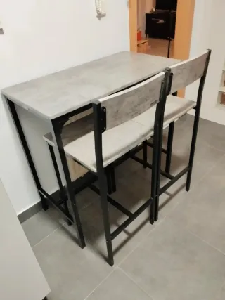 Mesa alta y 2 sillas a juego