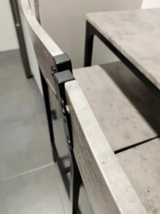 Mesa alta y 2 sillas a juego