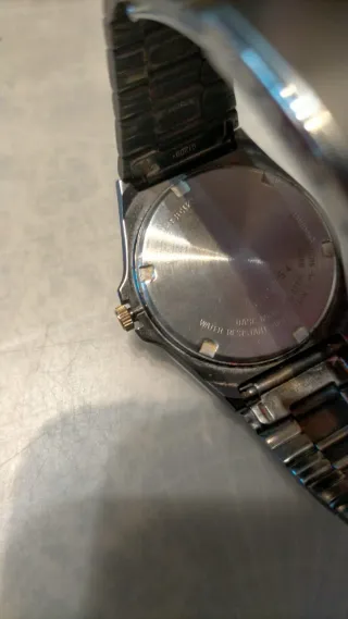 Reloj Seiko Quartz Negro y Dorado