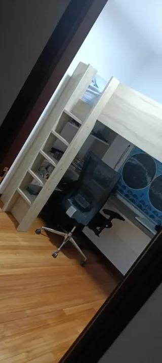 Cama alta con escritorio