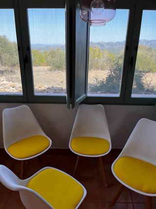 Mesa Nórdica + 4 Sillas Amarillas