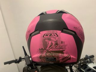 Casco de moto integral rosa y negro