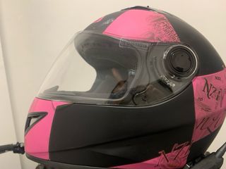 Casco de moto integral rosa y negro