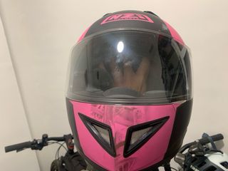 Casco de moto integral rosa y negro