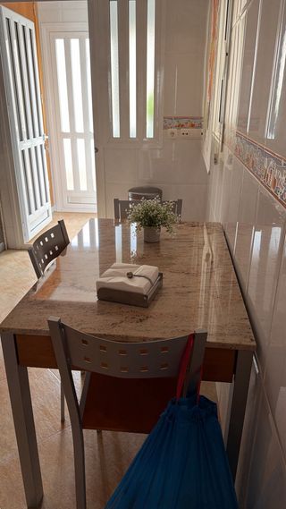 Mesa de cocina mármol y 3 sillas 111x71 cm