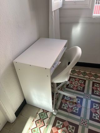 Mesa de estudio blanca