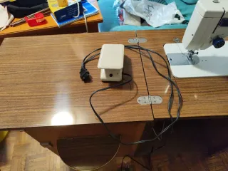 Máquina de coser Sigma con mueble