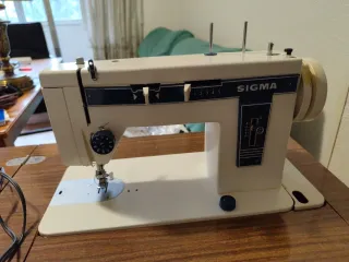 Máquina de coser Sigma con mueble