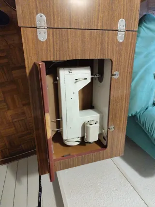 Máquina de coser Sigma con mueble