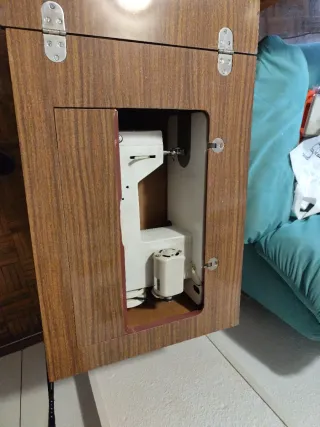 Máquina de coser Sigma con mueble