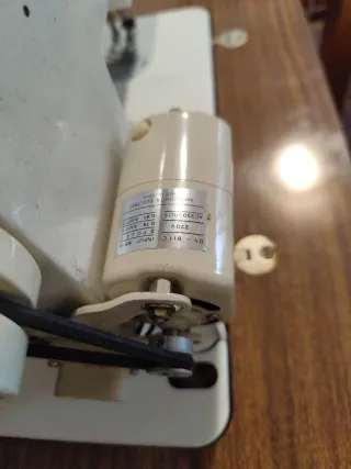 Máquina de coser Sigma con mueble