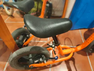 Bicicleta infantil sin pedales naranja