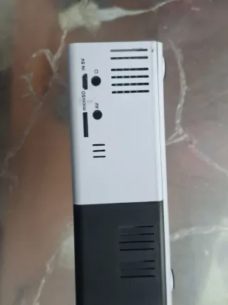 Mini proyector blanco y negro