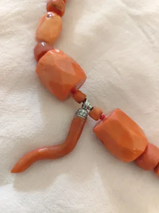 Collana lunga corallo e cornetto