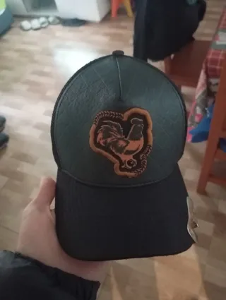 Gorra negra con abridor