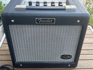 Guitarra Slammer by Hamer y Amplificador Fender