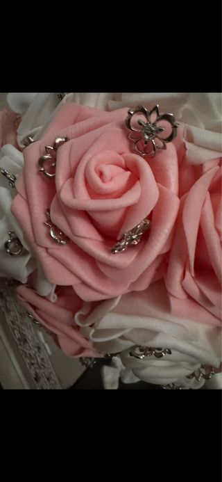 Ramo de novia con alfileres para boda.