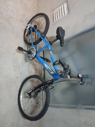 Bicicleta azul BTWIN