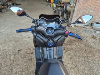 Yamaha XMAX 125 gris y Azul