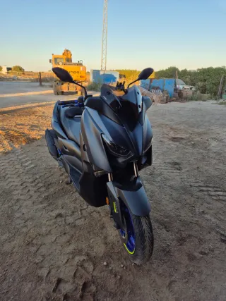 Yamaha XMAX 125 gris y Azul
