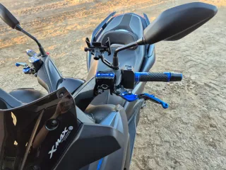 Yamaha XMAX 125 gris y Azul