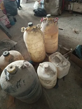 Garrafas de plástico grandes