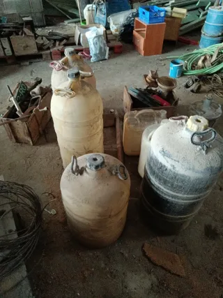 Garrafas de plástico grandes