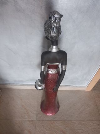 Figura africana mujer roja y plata