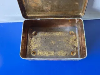 Scatola in latta vintage decorata