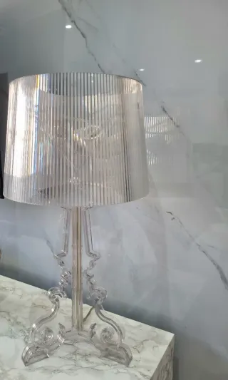 Lámpara de diseño Bourgie Kartell transparente.