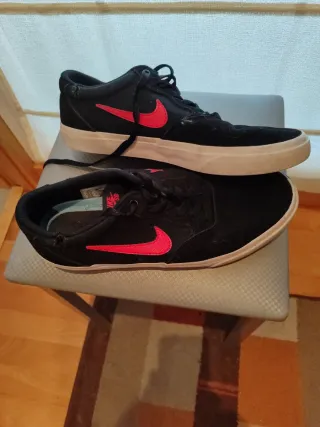 Zapatillas Nike SB Chron Negras y Rojas Num 42.