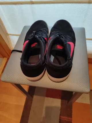 Zapatillas Nike SB Chron Negras y Rojas Num 42.